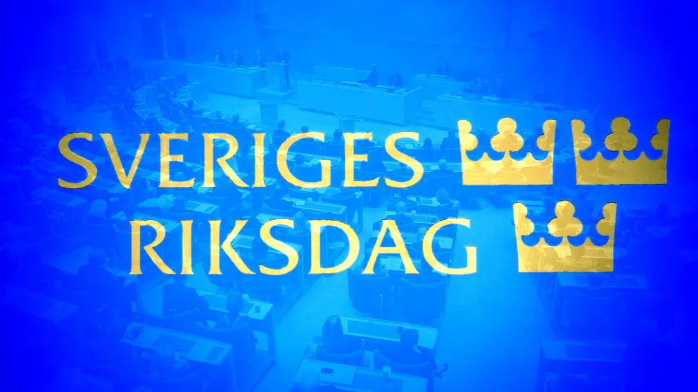 Logga för Sveriges Riksdag. Texten Sveriges Riksdag och tre kronor i guld och en blå bakgrund med en bild från plenissalen.